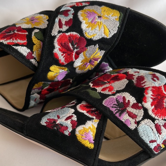 Embroidered Ann Taylor block heel slip on heels size 9 1/2. - Picture 5 of 11